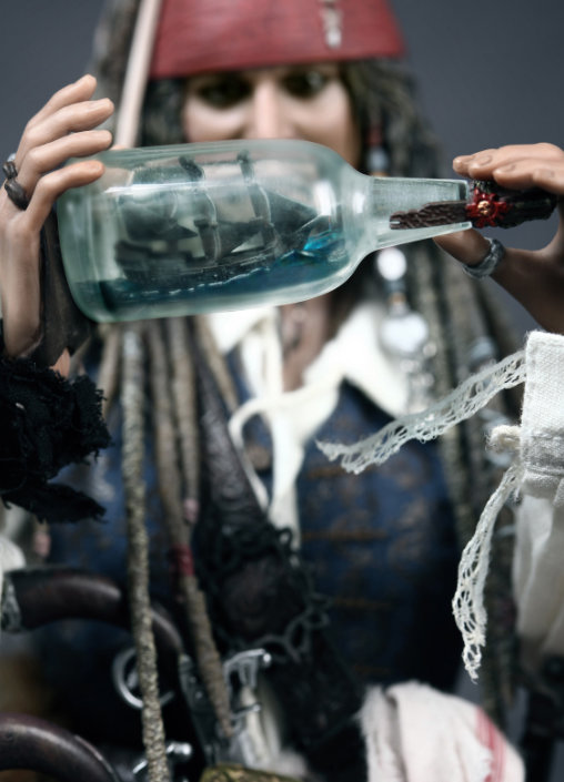 Pirates of the Caribbean - Fremde Gezeiten: Captain Jack Sparrow, 1/6 Figur von Hot Toys