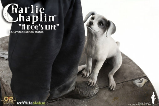 A Dogs Life: Charlie Chaplin, Statue von Infinite Statue