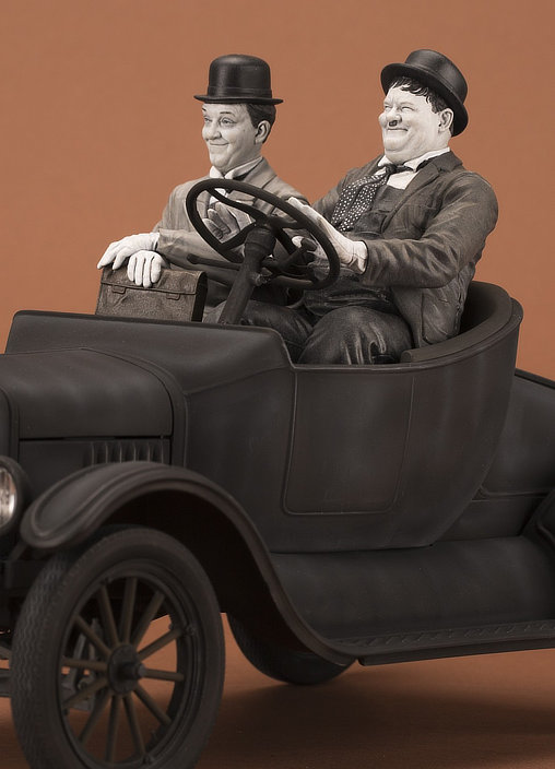 Am Rande der Kreissäge: Laurel und Hardy mit Ford Model T, Fertig-Modell von Infinite Statue