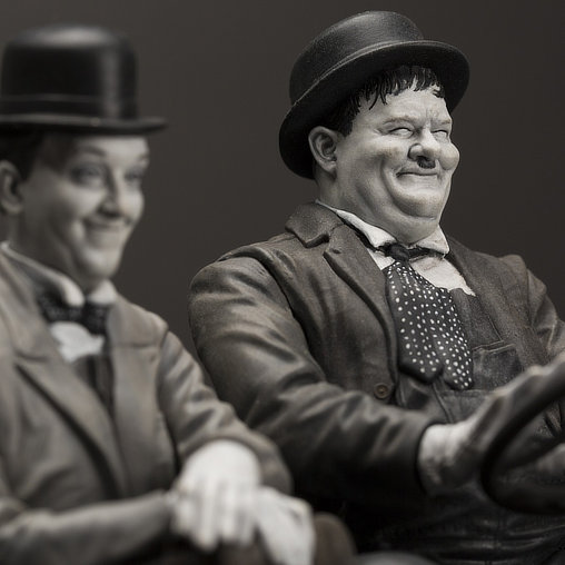 Am Rande der Kreissäge: Laurel und Hardy mit Ford Model T, Fertig-Modell von Infinite Statue