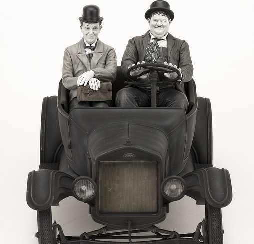 Am Rande der Kreissäge: Laurel und Hardy mit Ford Model T, Fertig-Modell von Infinite Statue