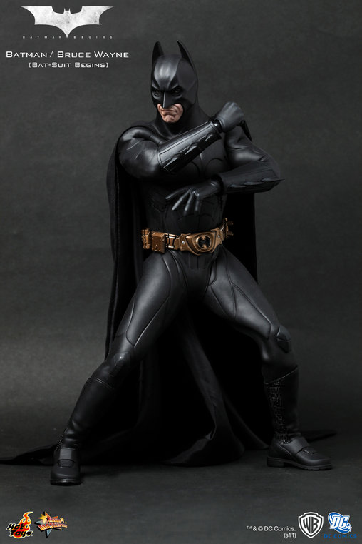 Batman Begins: Batman / Bruce Wayne - Batsuit Begins Version, 1/6 Figur von Hot Toys