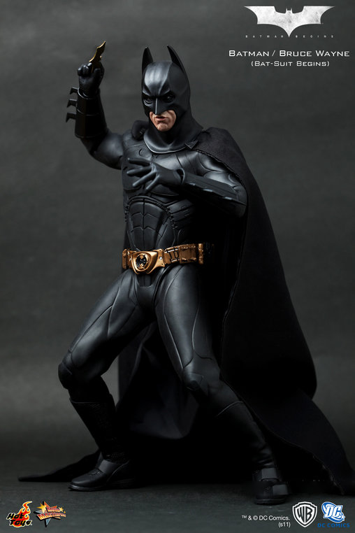 Batman Begins: Batman / Bruce Wayne - Batsuit Begins Version, 1/6 Figur von Hot Toys
