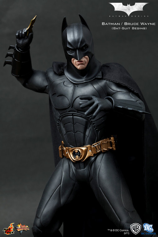 Batman Begins: Batman / Bruce Wayne - Batsuit Begins Version, 1/6 Figur von Hot Toys