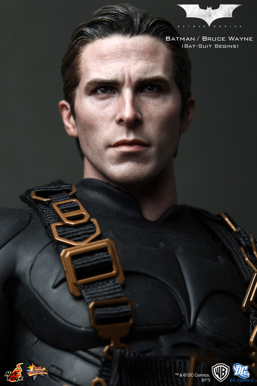 Batman Begins: Batman / Bruce Wayne - Batsuit Begins Version, 1/6 Figur von Hot Toys