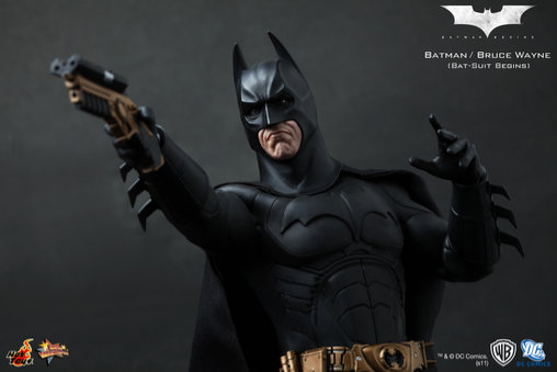 Batman Begins: Batman / Bruce Wayne - Batsuit Begins Version, 1/6 Figur von Hot Toys