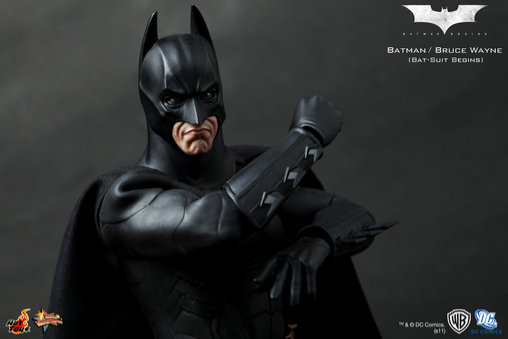 Batman Begins: Batman / Bruce Wayne - Batsuit Begins Version, 1/6 Figur von Hot Toys