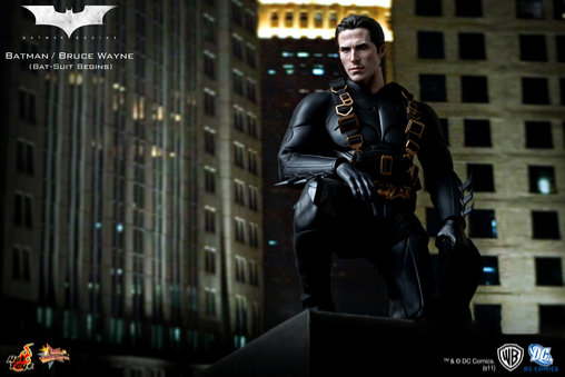 Batman Begins: Batman / Bruce Wayne - Batsuit Begins Version, 1/6 Figur von Hot Toys