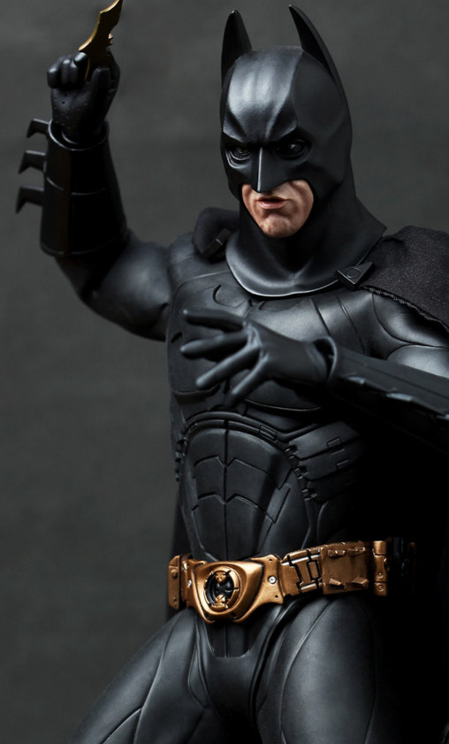 Batman Begins: Batman / Bruce Wayne - Batsuit Begins Version, 1/6 Figur von Hot Toys