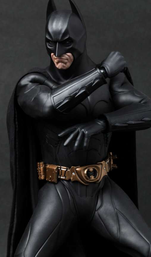 Batman Begins: Batman / Bruce Wayne - Batsuit Begins Version, 1/6 Figur von Hot Toys