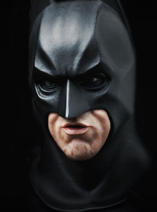 Batman Begins: Batman / Bruce Wayne - Batsuit Begins Version, 1/6 Figur von Hot Toys