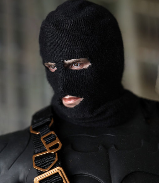 Batman Begins: Batman / Bruce Wayne - Batsuit Begins Version, 1/6 Figur von Hot Toys