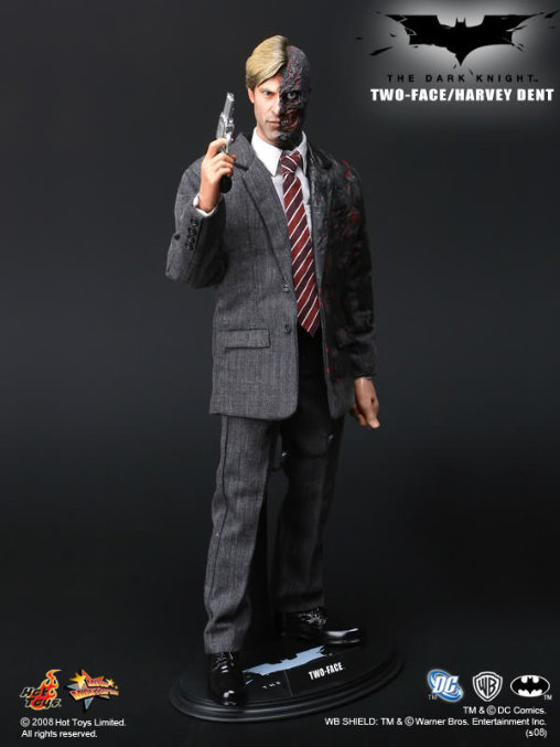 Batman - The Dark Knight: Two-Face - Harvey Dent, 1/6 Figur von Hot Toys