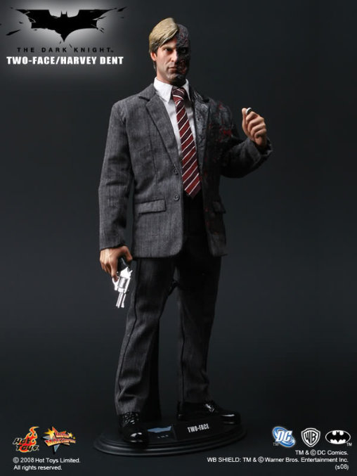 Batman - The Dark Knight: Two-Face - Harvey Dent, 1/6 Figur von Hot Toys