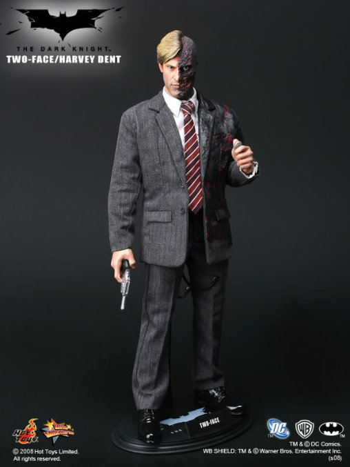 Batman - The Dark Knight: Two-Face - Harvey Dent, 1/6 Figur von Hot Toys