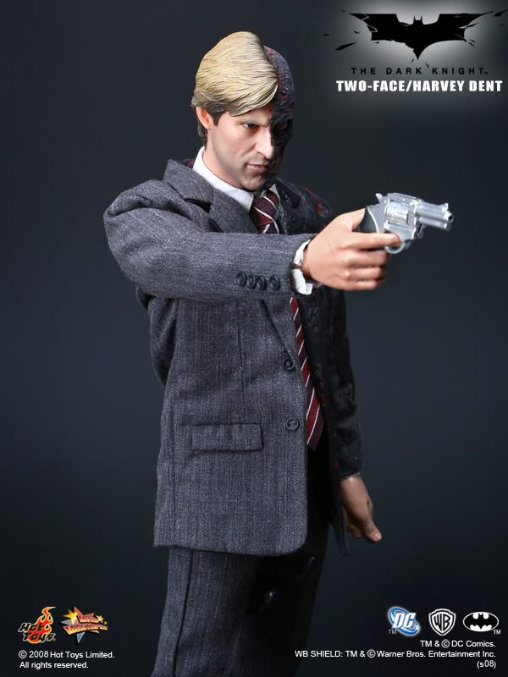Batman - The Dark Knight: Two-Face - Harvey Dent, 1/6 Figur von Hot Toys