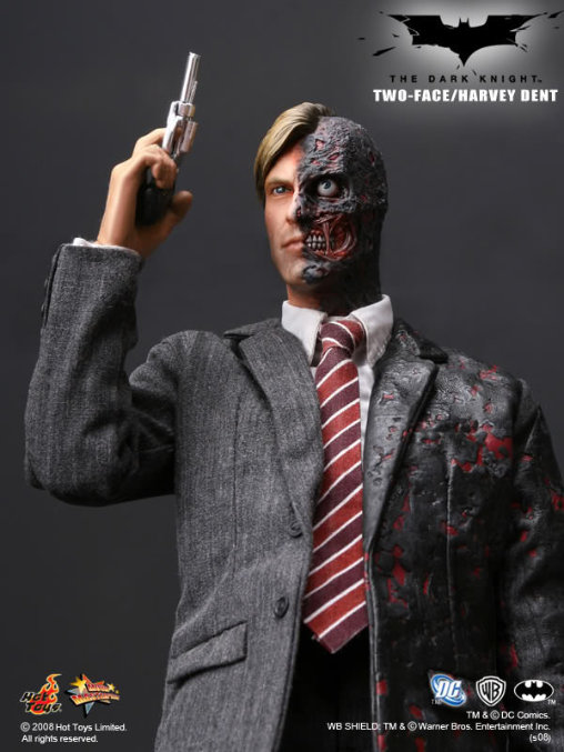 Batman - The Dark Knight: Two-Face - Harvey Dent, 1/6 Figur von Hot Toys
