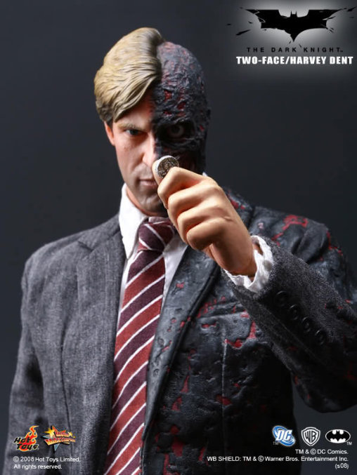 Batman - The Dark Knight: Two-Face - Harvey Dent, 1/6 Figur von Hot Toys