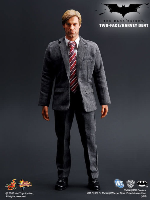 Batman - The Dark Knight: Two-Face - Harvey Dent, 1/6 Figur von Hot Toys