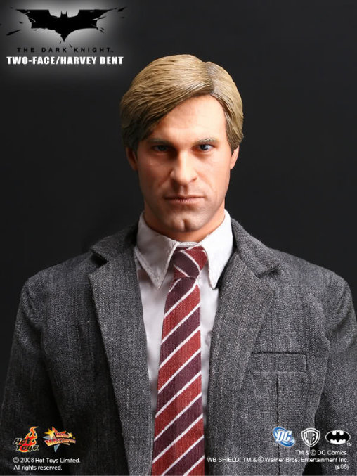 Batman - The Dark Knight: Two-Face - Harvey Dent, 1/6 Figur von Hot Toys