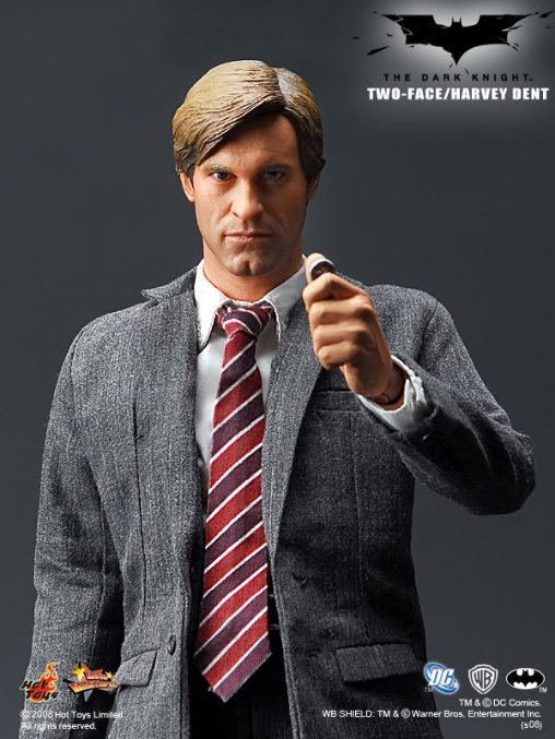 Batman - The Dark Knight: Two-Face - Harvey Dent, 1/6 Figur von Hot Toys