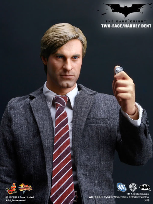 Batman - The Dark Knight: Two-Face - Harvey Dent, 1/6 Figur von Hot Toys