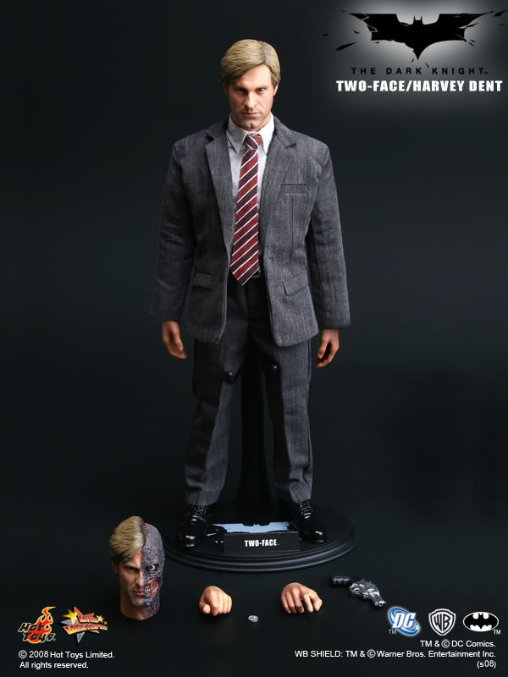 Batman - The Dark Knight: Two-Face - Harvey Dent, 1/6 Figur von Hot Toys