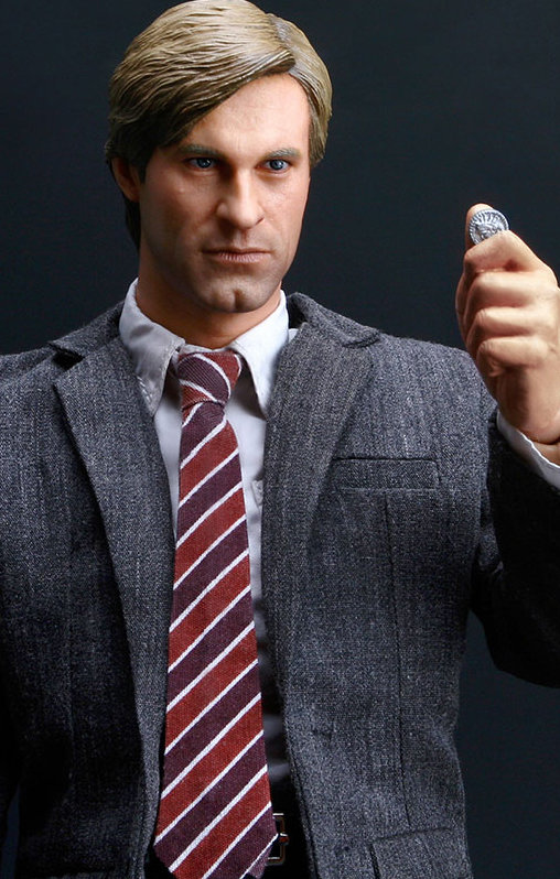 Batman - The Dark Knight: Two-Face - Harvey Dent, 1/6 Figur von Hot Toys