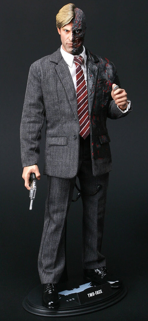 Batman - The Dark Knight: Two-Face - Harvey Dent, 1/6 Figur von Hot Toys