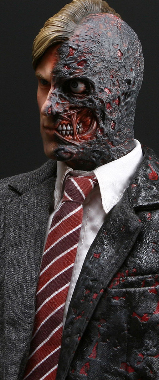 Batman - The Dark Knight: Two-Face - Harvey Dent, 1/6 Figur von Hot Toys
