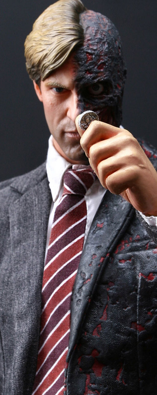 Batman - The Dark Knight: Two-Face - Harvey Dent, 1/6 Figur von Hot Toys