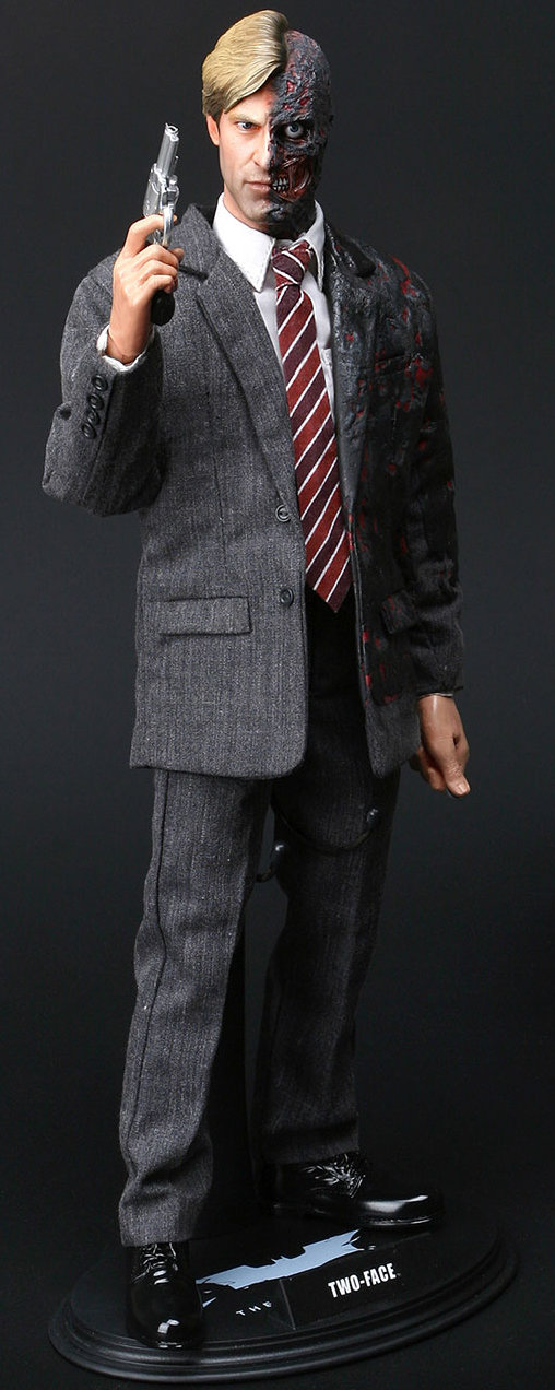Batman - The Dark Knight: Two-Face - Harvey Dent, 1/6 Figur von Hot Toys