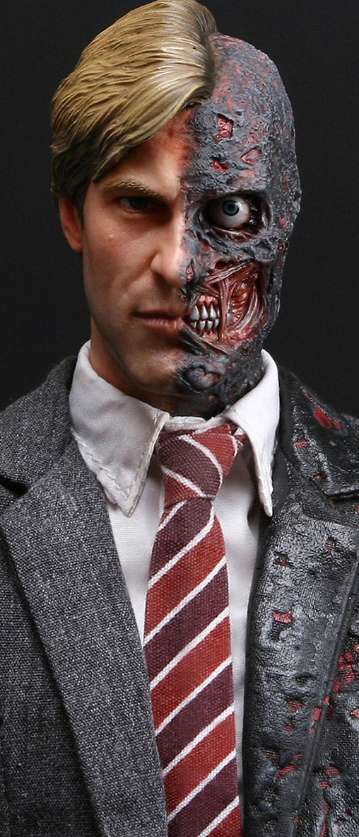 Batman - The Dark Knight: Two-Face - Harvey Dent, 1/6 Figur von Hot Toys