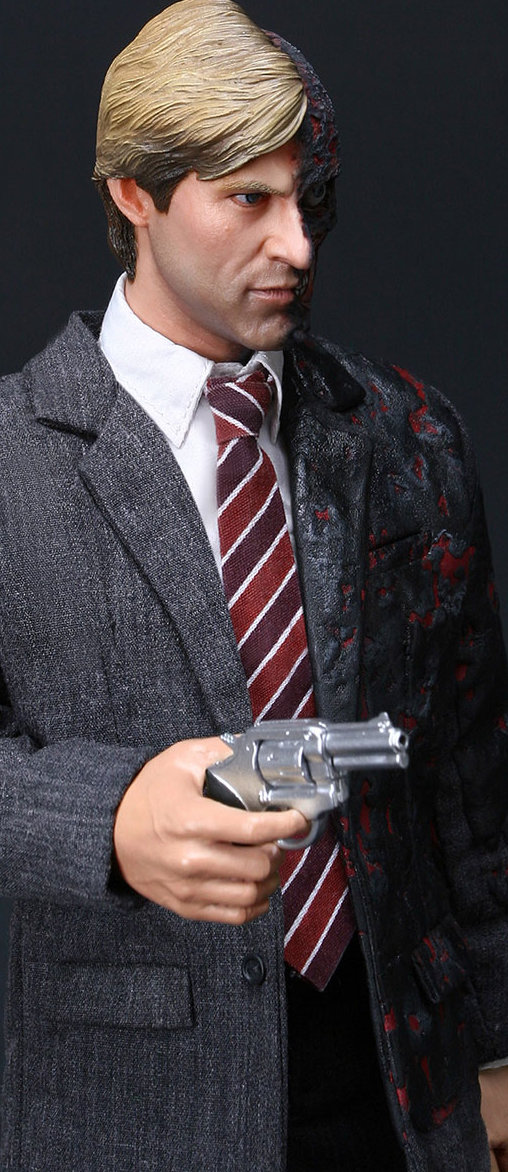 Batman - The Dark Knight: Two-Face - Harvey Dent, 1/6 Figur von Hot Toys