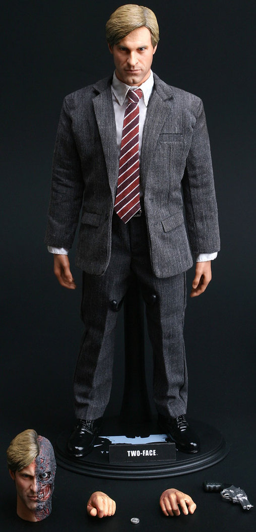 Batman - The Dark Knight: Two-Face - Harvey Dent, 1/6 Figur von Hot Toys
