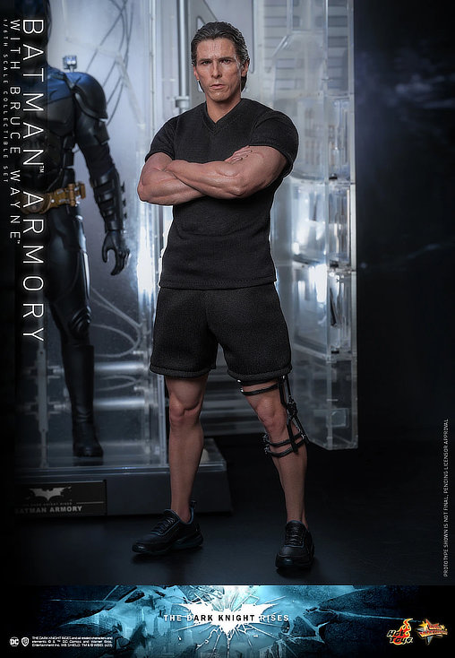 Batman - The Dark Knight Rises: Batman Armory with Bruce Wayne, 1/6 Figur von Hot Toys