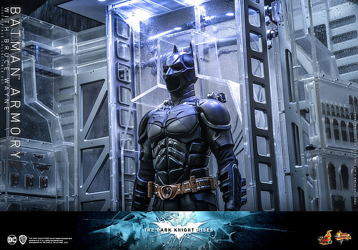 Batman - The Dark Knight Rises: Batman Armory with Bruce Wayne, 1/6 Figur von Hot Toys