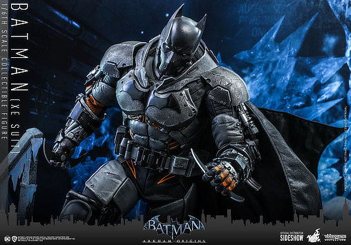Batman - Arkham Origins: Batman - XE Suit, 1/6 Figur ... https://spaceart.de/produkte/bm032-batman-arkham-origins-xe-suit-figur-hot-toys.php
