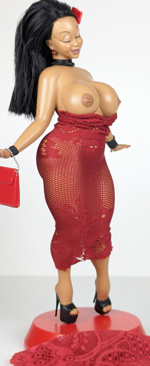 Booty Babes: Spanish Fly, Statue von Spencer Davis