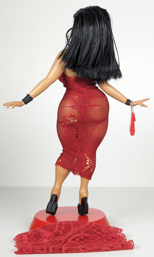 Booty Babes: Spanish Fly, Statue von Spencer Davis