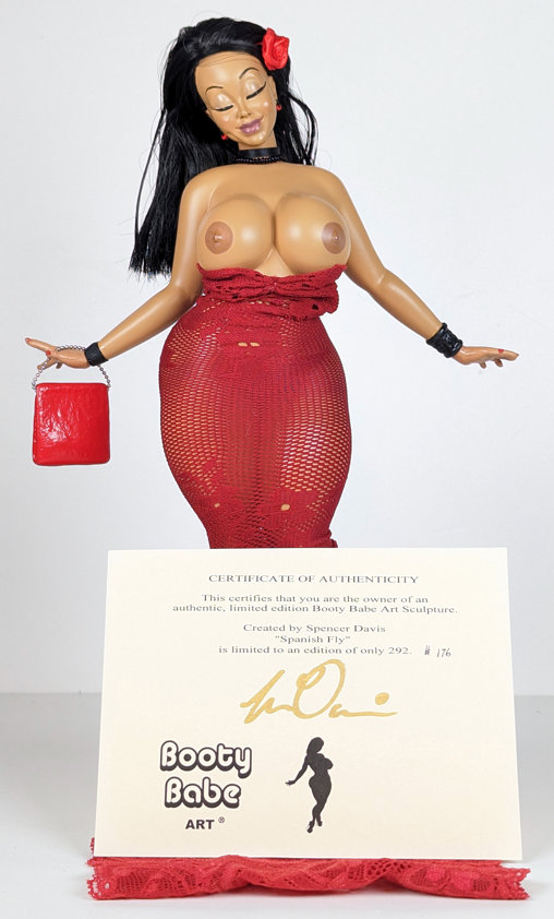 Booty Babes: Spanish Fly, Statue von Spencer Davis