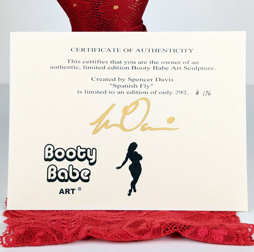 Booty Babes: Spanish Fly, Statue von Spencer Davis