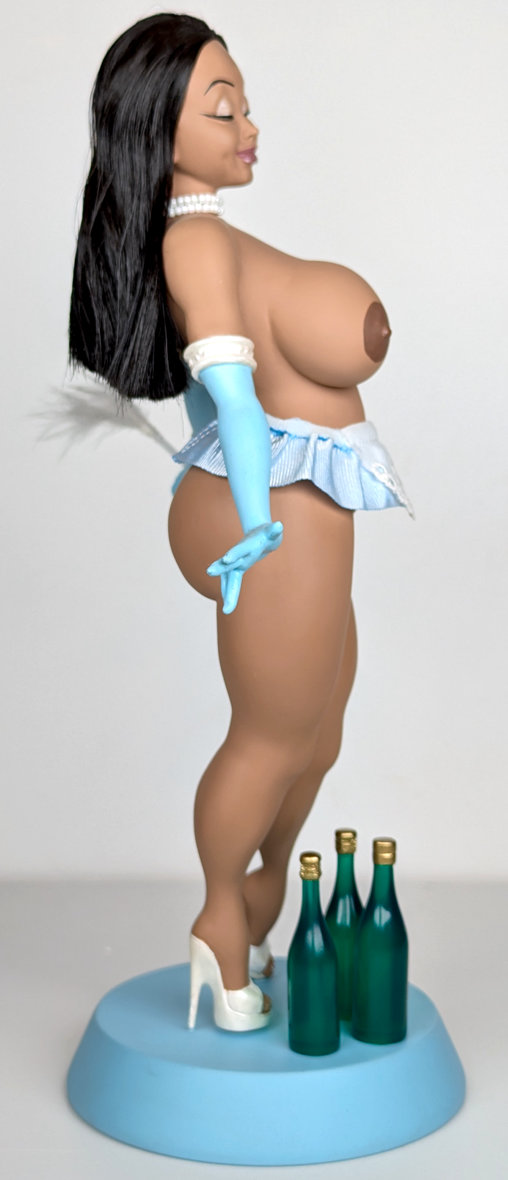 Booty Babes: Room Service, Statue von Spencer Davis