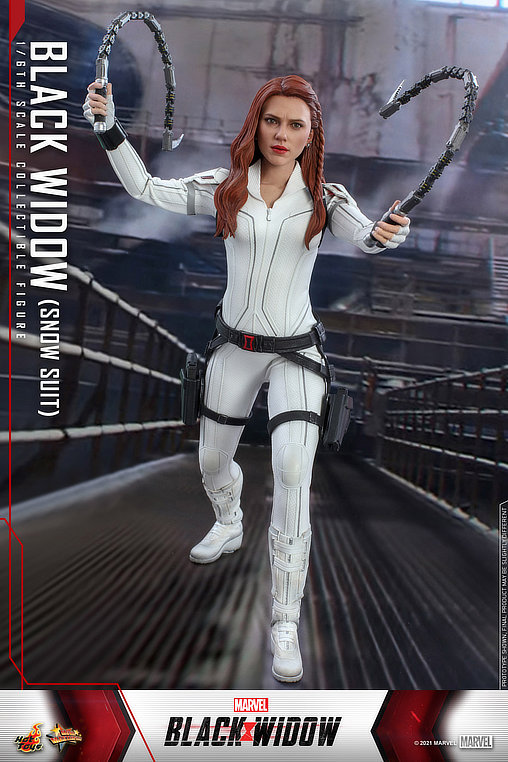 Black Widow: Natasha Romanoff - Snow Suit, 1/6 Figur von Hot Toys