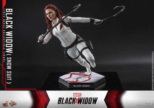 Black Widow: Natasha Romanoff - Snow Suit, 1/6 Figur von Hot Toys