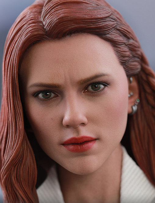 Black Widow: Natasha Romanoff - Snow Suit, 1/6 Figur von Hot Toys