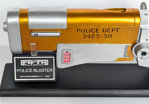 Das fünfte Element: Police Blaster, Fertig-Modell ... https://spaceart.de/produkte/fel001-das-fuenfte-element-police-blaster-modell.php
