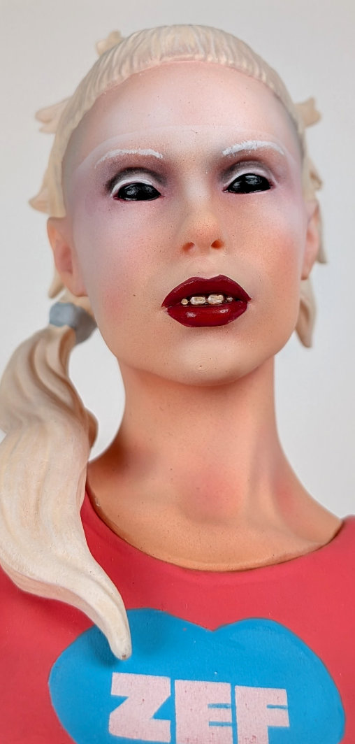 Gods of Music: Yolandi Visser, Statue von SPACEart