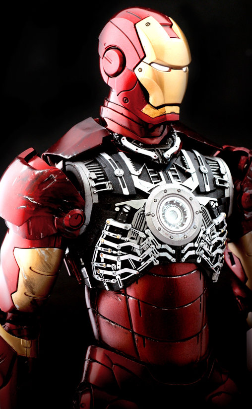 Iron Man 1: Iron Man Mark III - Battle Damaged, 1/6 Figur von Hot Toys
