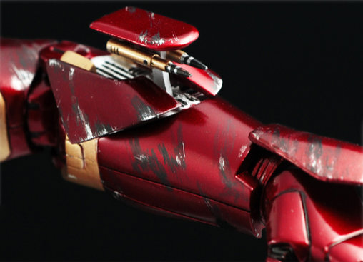 Iron Man 1: Iron Man Mark III - Battle Damaged, 1/6 Figur von Hot Toys